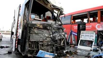 AK Parti Seçim Otobüsü, Dinlenme Tesisine Daldı: 3 Yaralı