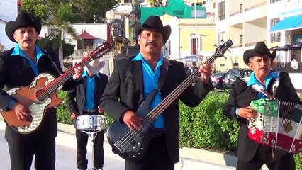 LOS FUEREÑOS DE LA SIERRA DE CANATLAN,DURANGO. BAILANDO EN CARNAVAL