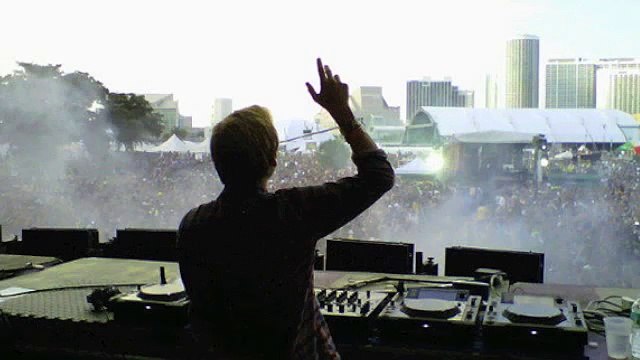 Tweet It Vs. Walking On a Dream - Tim Berg, Norman Doray & Sebastien Drums Feat. Empire Of the Sun