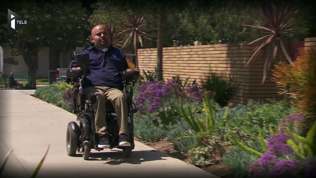 Un tétraplégique contrôle son bras artificiel par la pensée