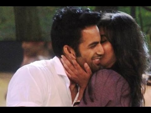 Bigg Boss 8: Sonali Raut Kisses Upen Patel - BT