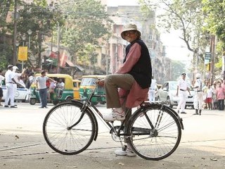 Bachchan Cycles Through City of Joy - BT