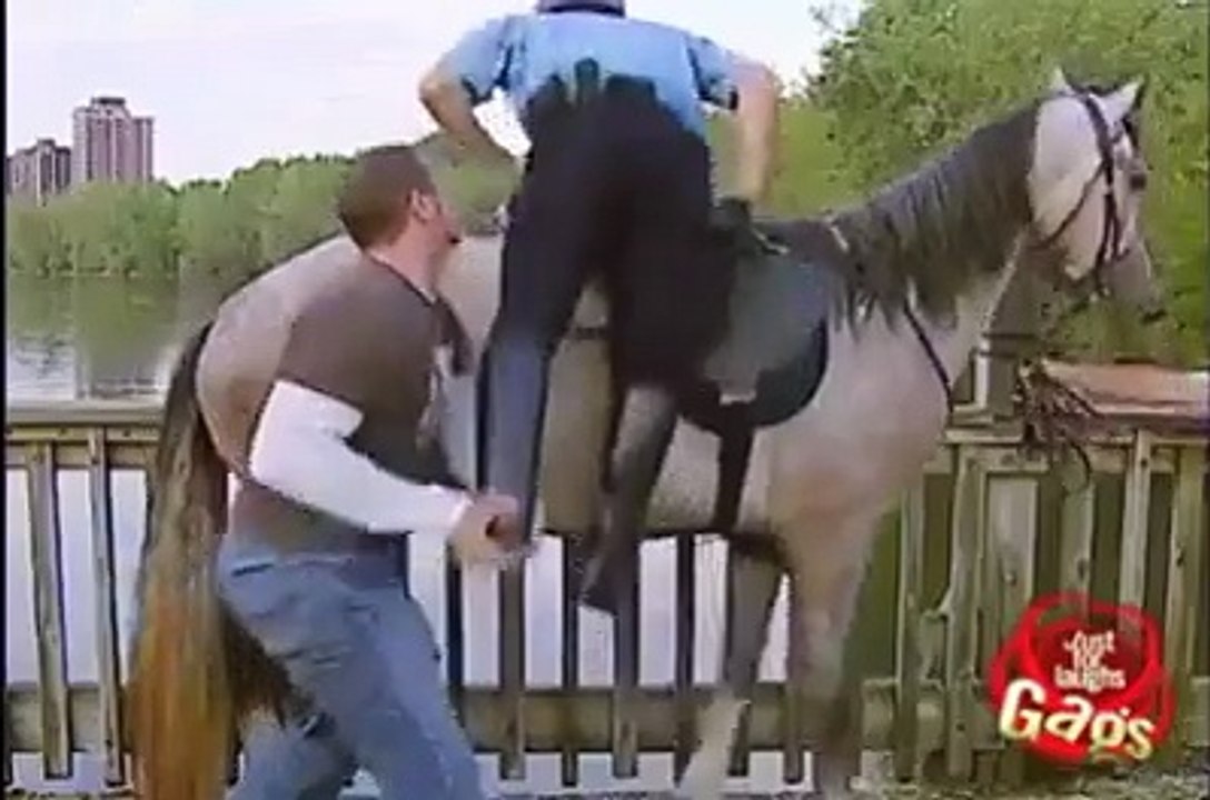 Il se retrouve dans l'eau après  avoir été projeté à travers son cheval.