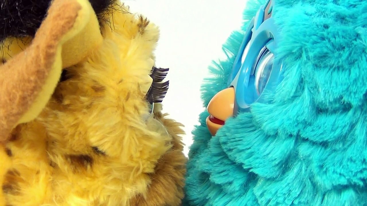 Furby Food Fight (FFF) Old School vs. New School (1998 Furby vs 2012 Furby )