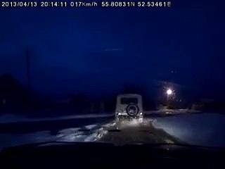 Ce Policier court derrière une Voiture pour l'Arreter