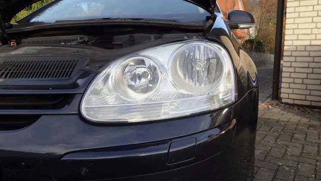 How to change / replace a headlight bulb on VW Golf V / HD-Tutorial (without sound)