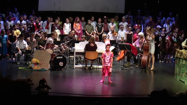 CAP D'AGDE - 2015 - AGDE - Opération « Le Petit Soldat » réussie : Parade militaire et salves musicales rythmées au Palais des Congrès !