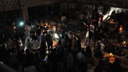 Elektriği Kesilen Düğün Salonuna Otomobil Girdi