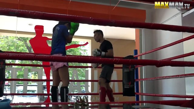 Une championne de Muay-Thaï piège des personnes en jouant la débutante