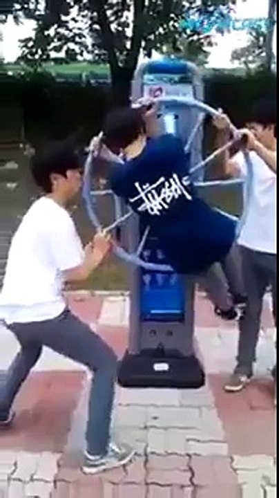 Siêu hài hước muốn thử cảm giác mạnh hãy bắt chước nhé