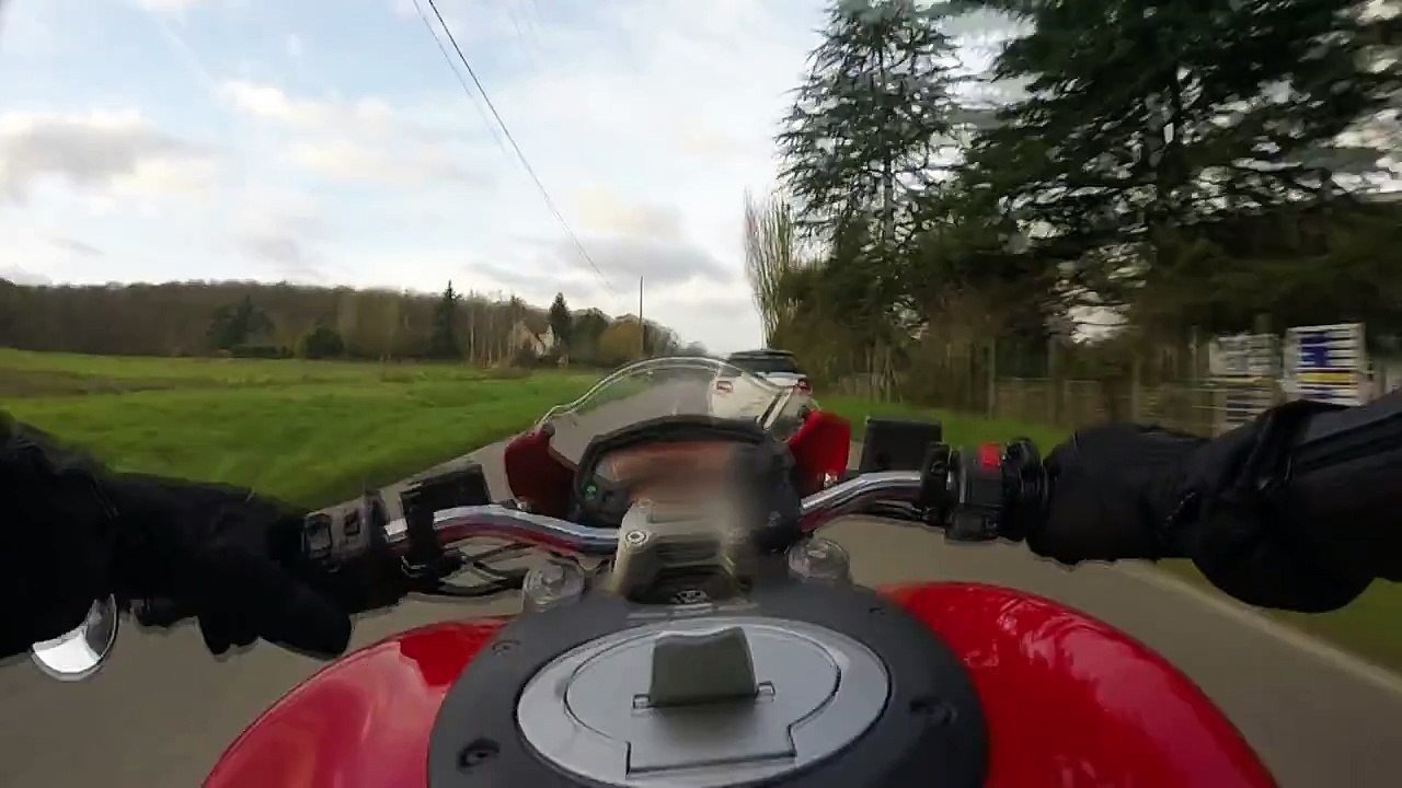 Essai GoPro Ducati monster 696.