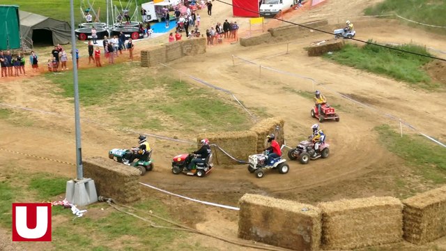 Les tracteurs tondeuses s'affrontent dans les Ardennes