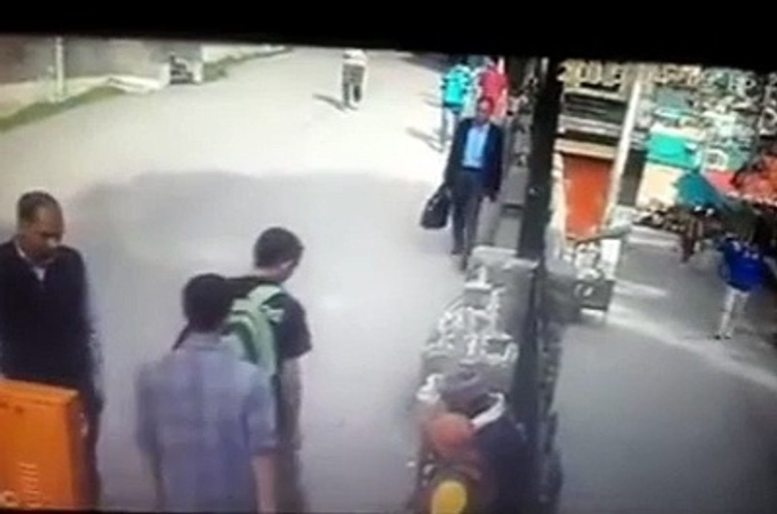 Touriste done un doigt d'honneur  à singe les singes sont pas betes