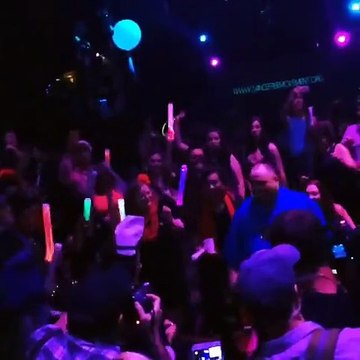 Dancing Man danse à sa fête de Los Angeles