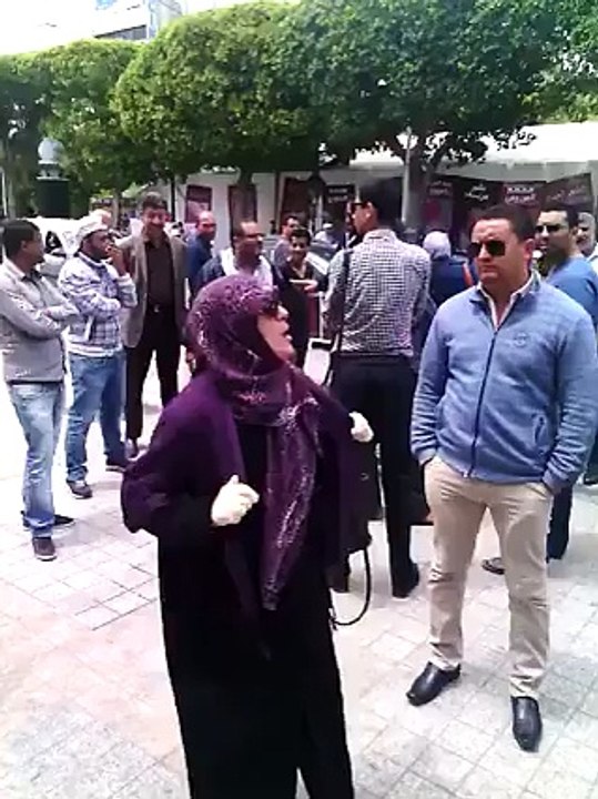 تونسية حرة في العاصمة تحتج على منح رخصة لجمعية 	الشواذ. برافو