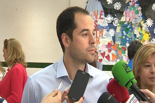 Ignacio Aguado ejerce su voto en unas elecciones claves