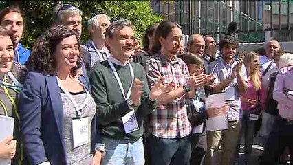 José Manuel López, acompañado de Iglesias, vota en "un día fantástico para la democracia"