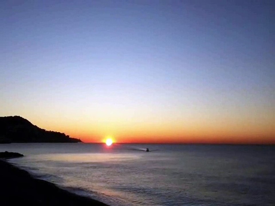 Georges Gondard : Sunrise on the beach in Nice (French Riviera, France)