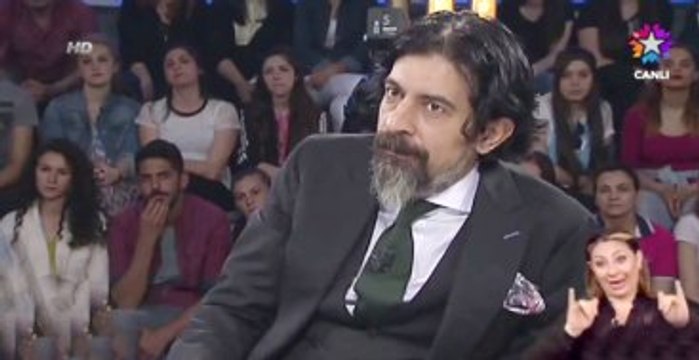 Okan Bayülgen Konuğunun Canlı Performansıyla Alay Etti