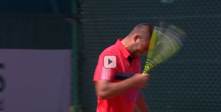 Roland Garros: Mikhail Youzhny se met une dizaine de coups de raquette en pleine tête