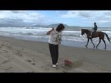 Licola (NA) -  I candidati del Movimento 5 Stelle ripuliscono la spiaggia libera (23.05.15)
