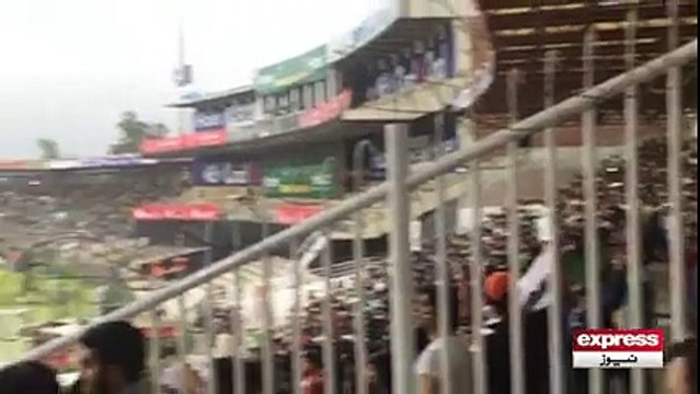 قذافی اسٹیڈیم میں قومی ترانہ پڑھتے ہوئے شر کاءکا جوش و خروش