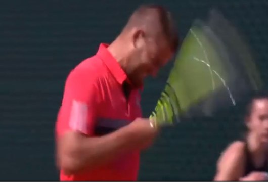 Roland Garros : Mikhail Youzhny se frappe violemment la tête avec sa raquette