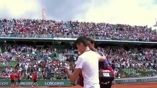 Fan jumps on court, attempts selfie with Federer vs Alejandro Falla Roland Garros