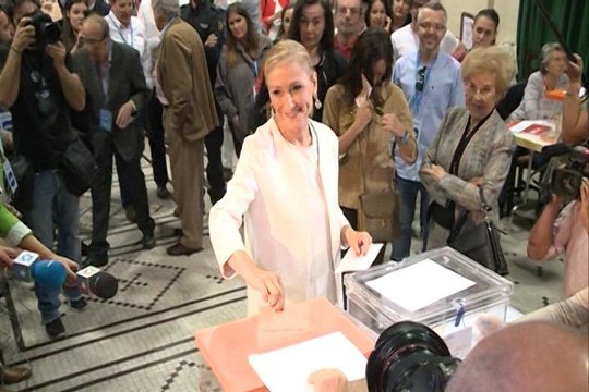 Cifuentes vota en unas elecciones muy especiales