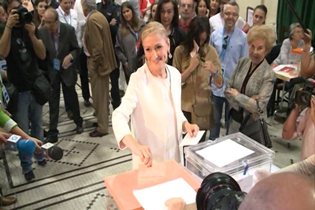 Cifuentes vota en unas elecciones "muy especiales"