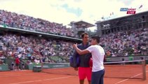 Roland Garros : Un spectateur entre sur le terrain pour faire un selfie avec Roger Federer