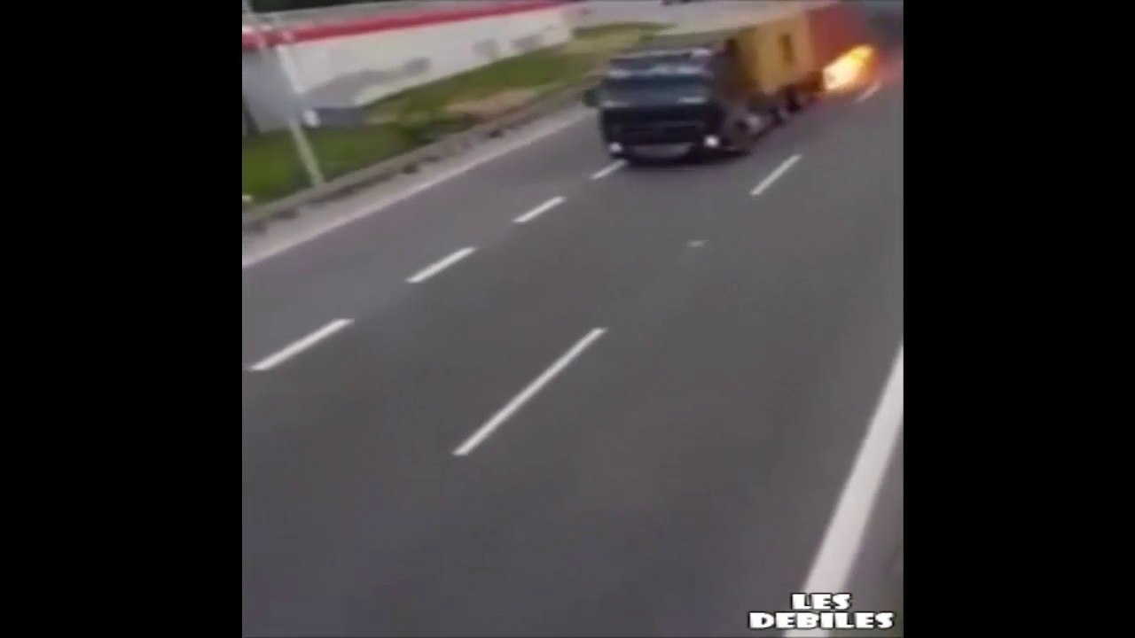 un camion roulant qui s'immole sans l'attention se son chauffeur !!!!!!!!!!!!!