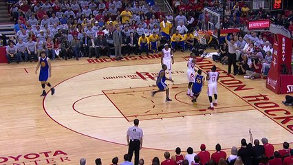 David Vs. Goliath: Stephen Curry résiste à Dwight Howard pour prendre le rebond offensif