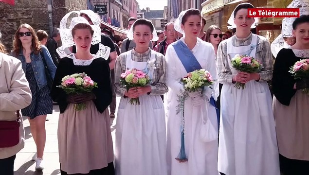 Concarneau. Premier bain de foule pour la reine des Filets Bleus