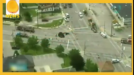 Carretera se traga viva a una mujer y su auto