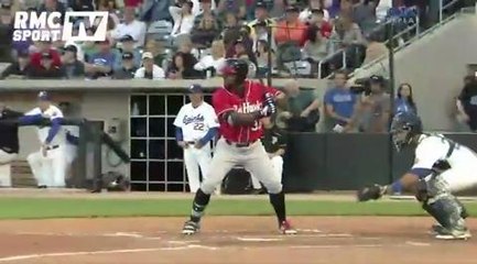 Baseball: Un spectateur attrape une batte d’une main sans renverser sa bière