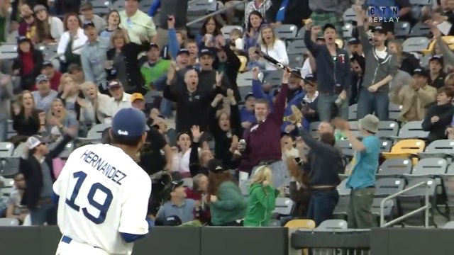 Ce fan de Baseball attrape une batte à une main, la bière dans l'autre...
