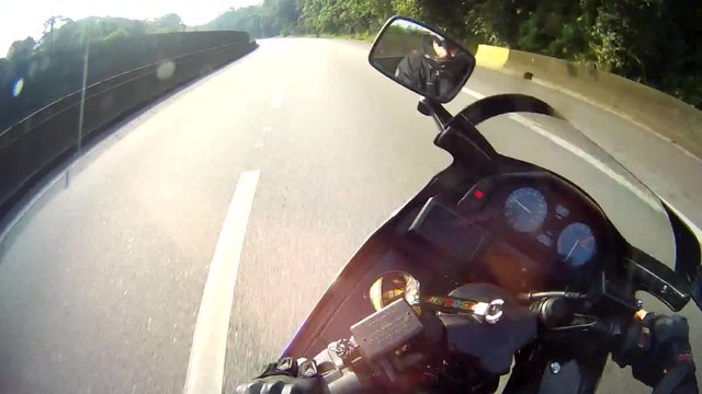 La roue d'un motard se bloque à 200km/h