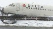EEUU: avión sale de la pista por tormenta