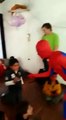Spider-Man KO pendant un anniversaire