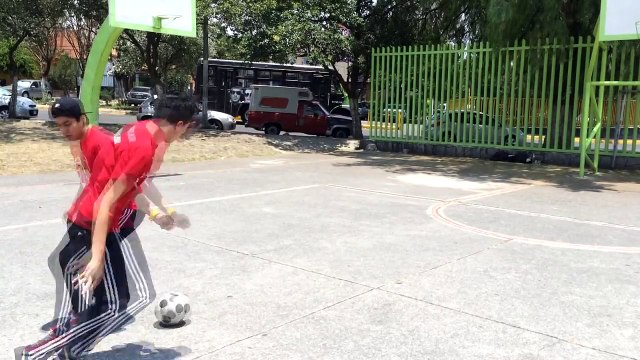 Amazing Football PANNA/NUTMEG Trick TUTORIAL ★ Extreme SOCCER/FREESTYLE/PANNA Skills