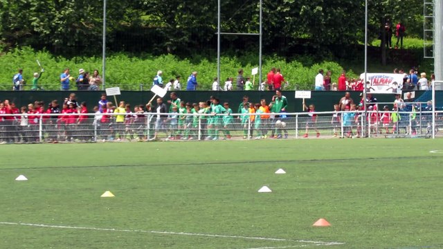 Défilé des équipes au Tournoi des P'tis Champions à Besançon.