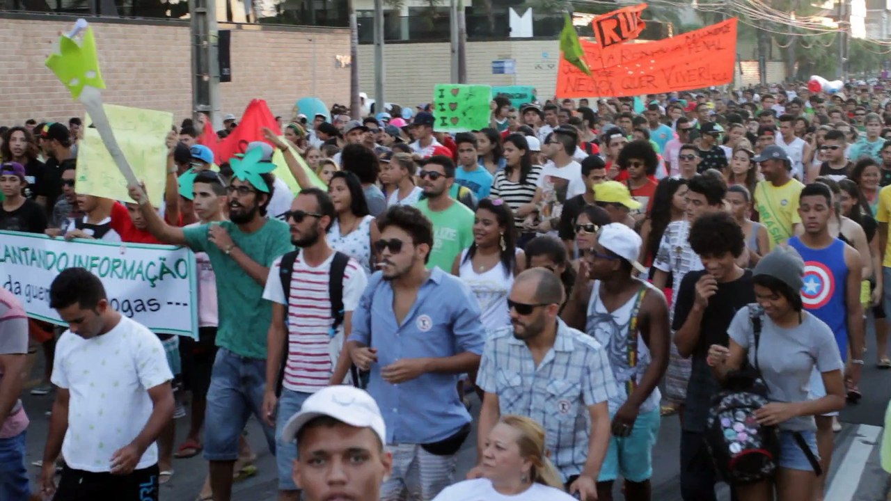 Marcha da maconha em Fortaleza reúne milhares na Praia de Iracema