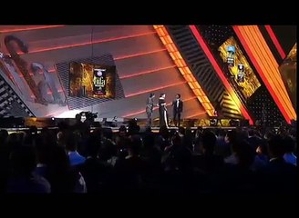 Catch the fun chat between Shahrukh Khan and Parineeti Chopra from IIFA 2013