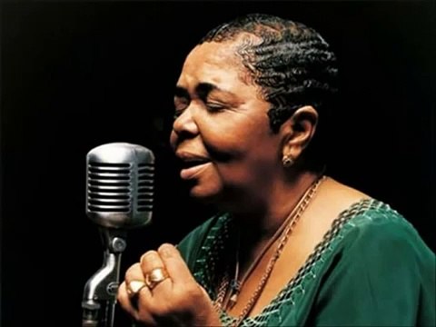 Cesária Évora (27-08-1941-17-12-2011) Beijo Roubado