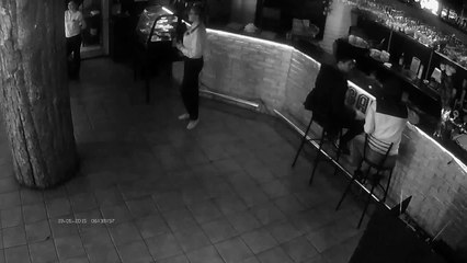 Une serveuse met KO un client trop entreprenant