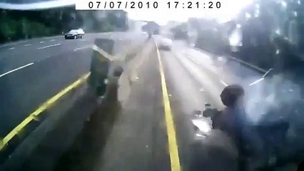INCREDIBLE CAR CRASH ... NO FUNNY - NO CRAZY