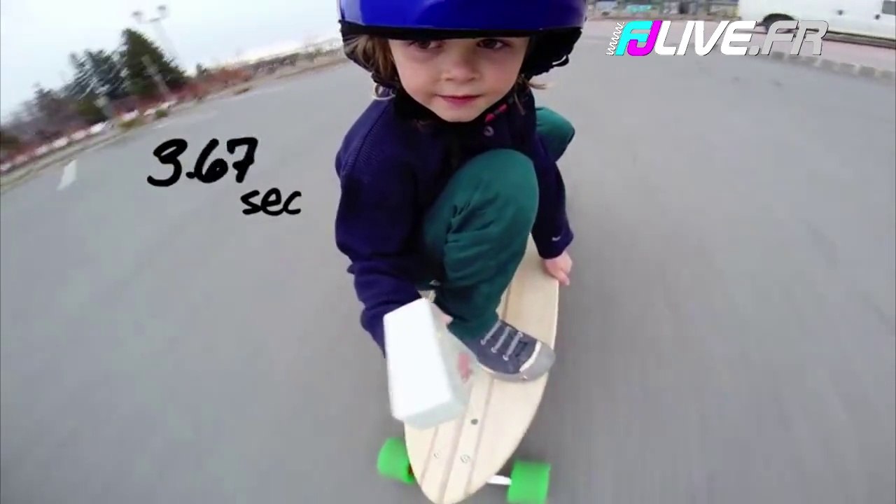 Max 6 ans et son skateboard électrique