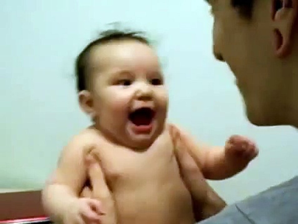 Bebe assusta com risada maléfica