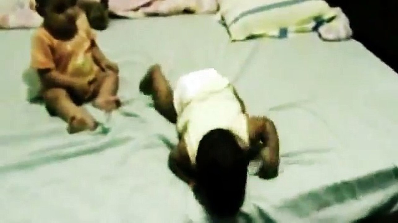 Engracado como bebe desce cama